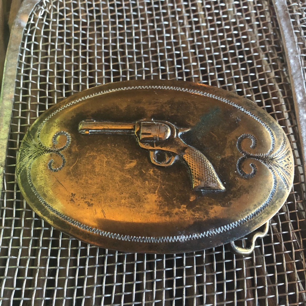 Vtg lg brass belt buckle, revolver motif, classic